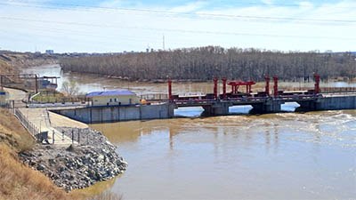 Плотина в 20 микрорайоне в паводок 2025 года
