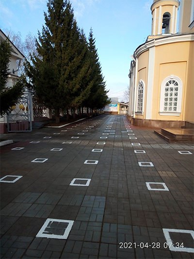 После весеннего дождика во дворе храма Петра и Павла